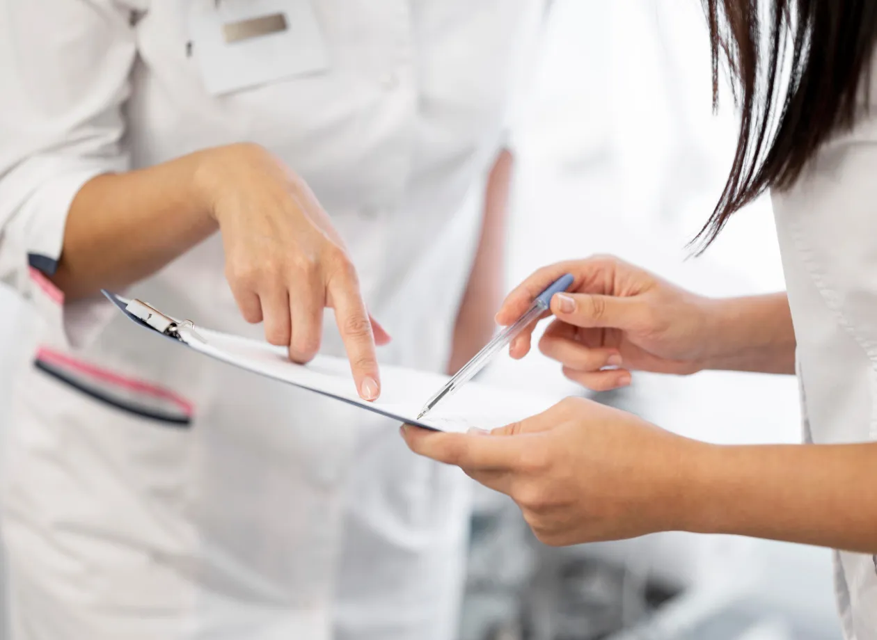 書類を見ながら話し合うスタッフの手元